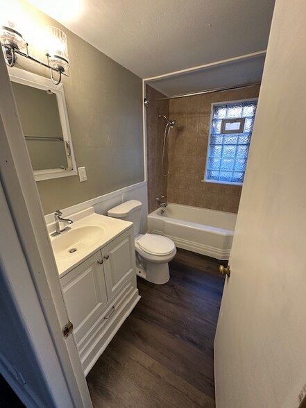 Building Photo - 929 E Clarke St