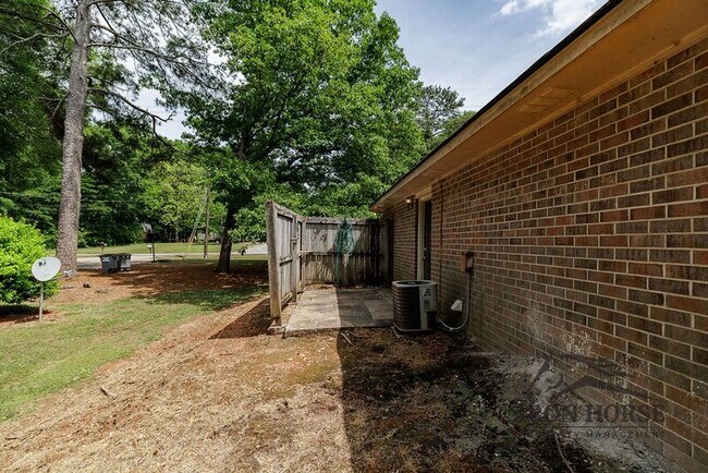 Building Photo - 229 N Burson Ave