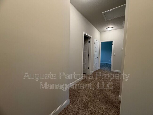 Building Photo - 1008 Swan Ct