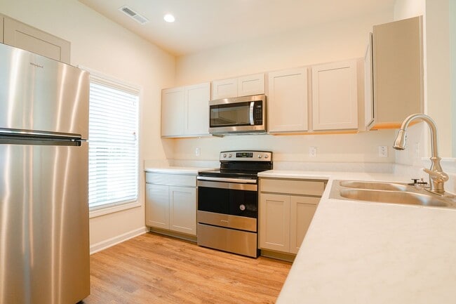Building Photo - 2 Bedroom, 2.5 Bath Townhome in downtown C...