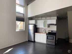 Building Photo - Sunny Remodeled Loft Near Uptown with Tall...