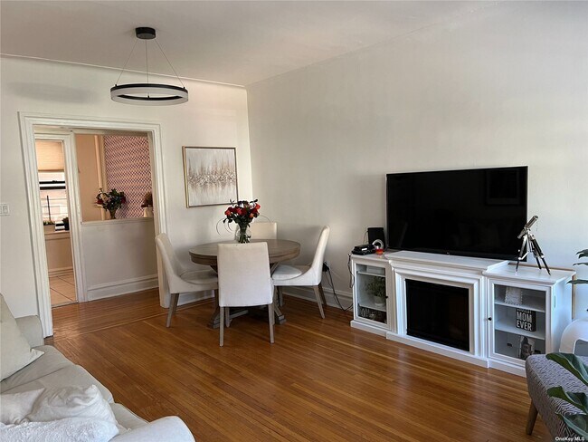 Building Photo - 77-16 Austin St