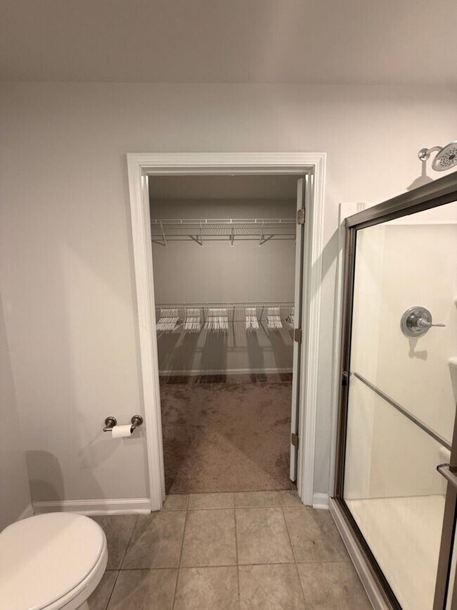 Building Photo - Like New 4 Bed, 2.5 Bath Townhome Available in Greenville