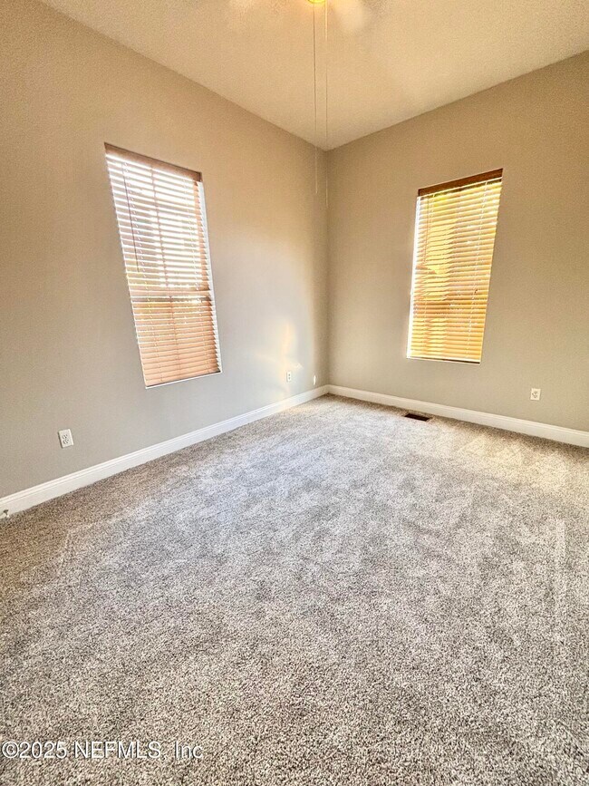 Building Photo - 311 E 6th St