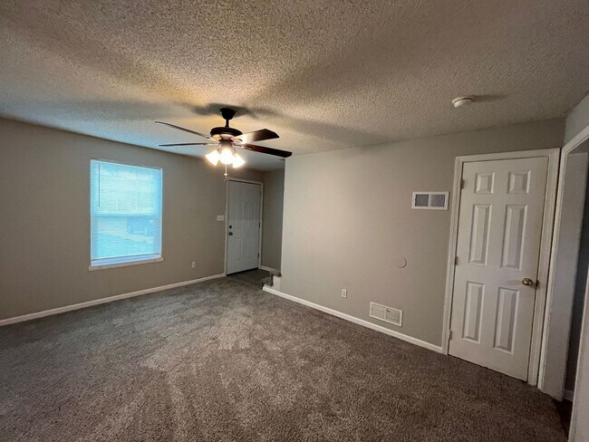 Building Photo - 2-Bedroom, 1.5 Bathroom Duplex with 1 Car ...