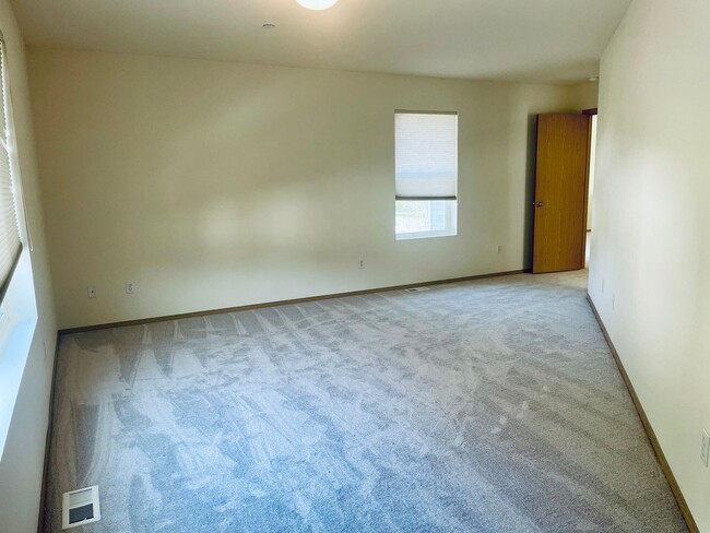 Building Photo - Delightful DuPont 3 Bedroom Home