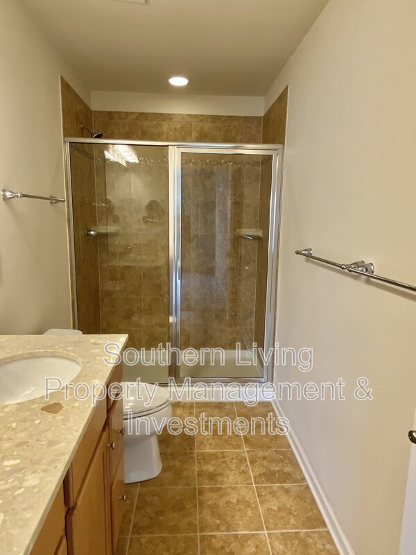 Building Photo - 2601 Silverthorn Dr