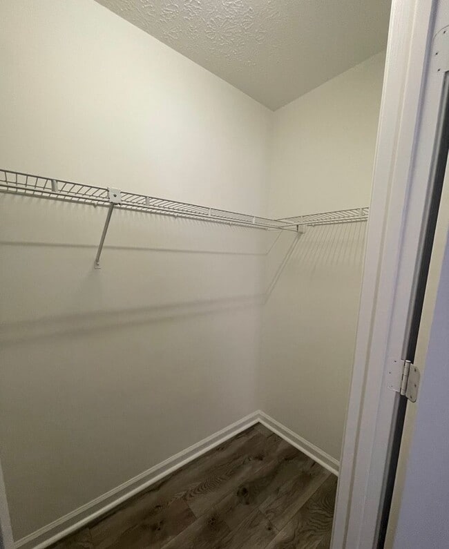 Building Photo - AVAILABLE NOW 3 bedroom, 2 bath with garag...