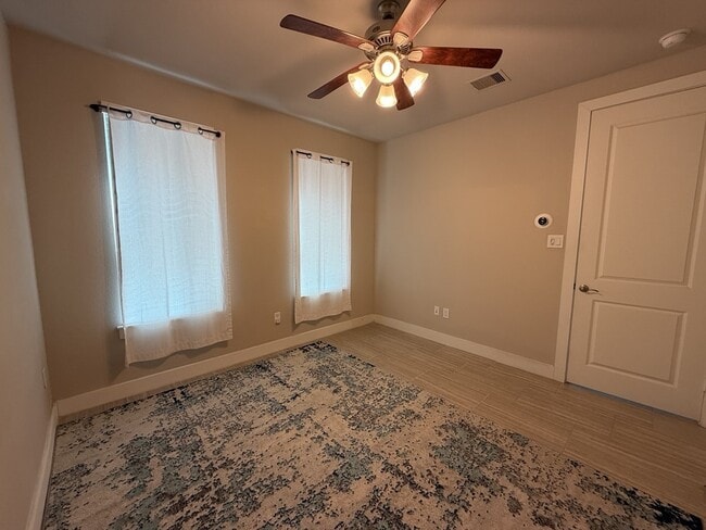 Building Photo - 641 Middle St