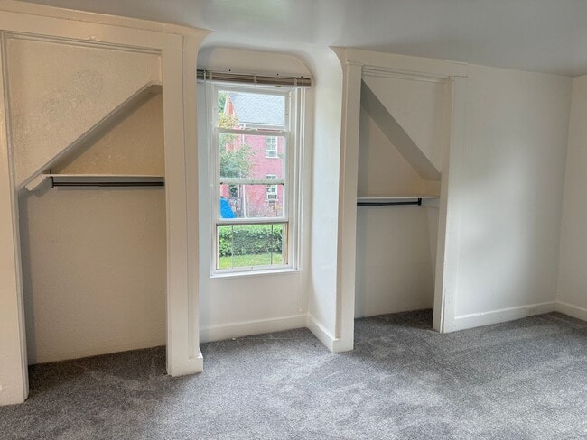 Building Photo - Newly Renovated 3 Bedroom 1.5 Bathroom Hom...