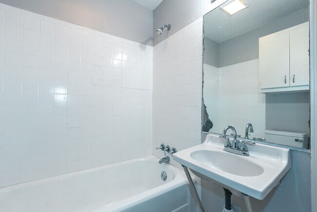 Building Photo - Beautiful 2 Bed 1 Bath in Quiet Area