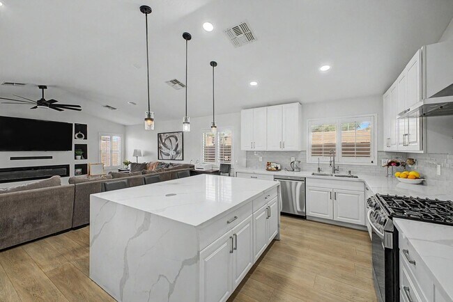 Building Photo - 8352 W San Juan Ave