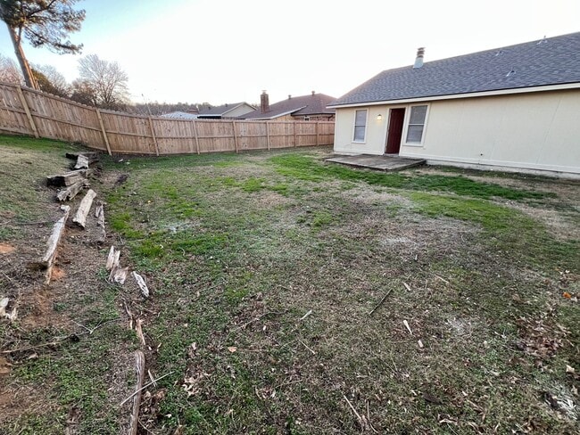 Building Photo - Nice 3 Bed 2 Bath 2 Car Garage Home, Total Electric