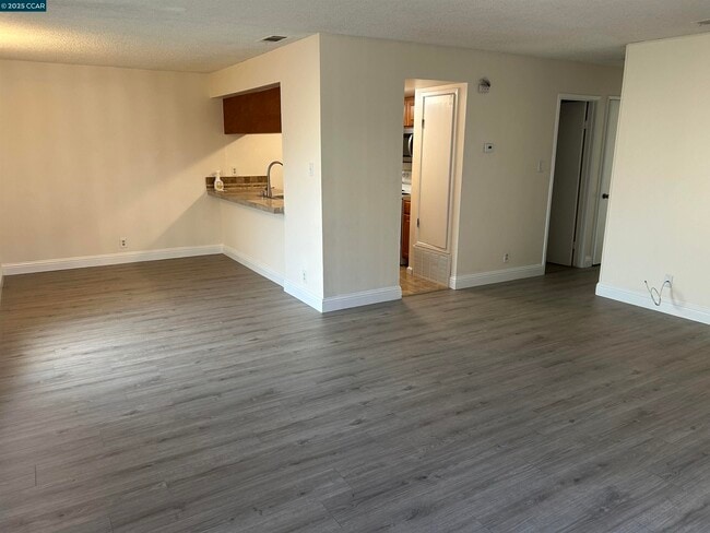 Building Photo - 5451 Roundtree Pl