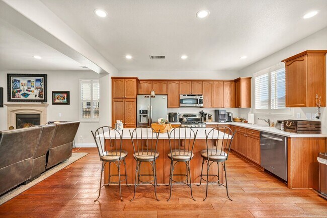 Building Photo - FULLY FURNISHED home with all utilities included and flexible lease options available.