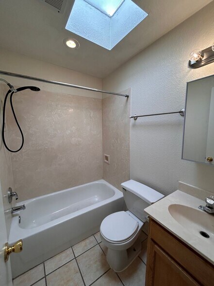 Building Photo - 1150 N Catalina Ave