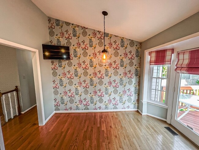 Building Photo - Magnificent 5 Bed 3 Bath Colonial Home Sit...