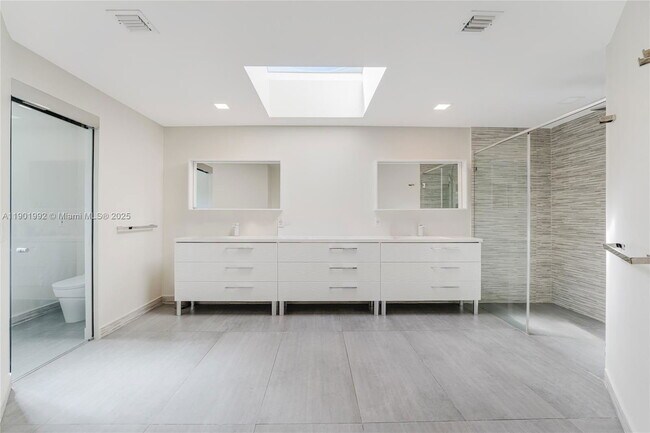 Building Photo - 140 N Hibiscus Dr