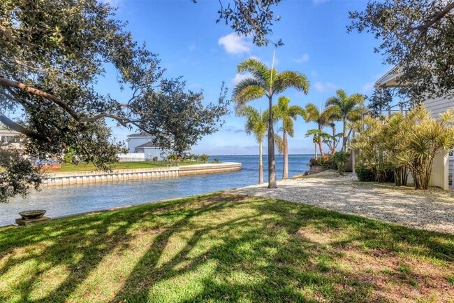 Building Photo - 3601 Coquina Key Dr SE
