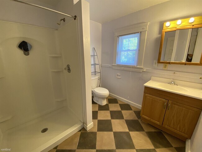 Building Photo - 7 br, 3 bath House - 524 Walnut St 524 Walnut