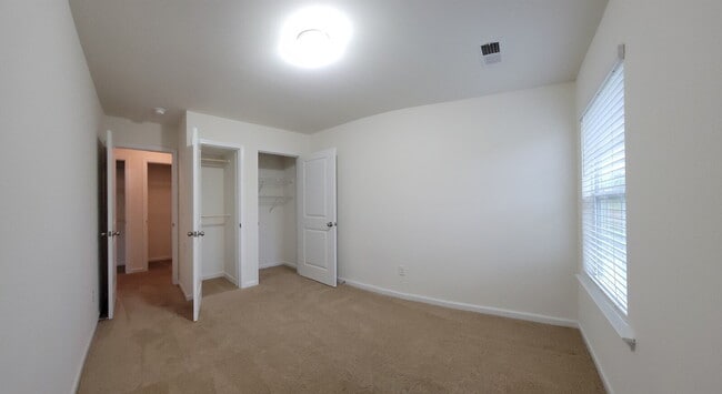 Building Photo - MOVE-IN SPECIAL! 1/2 OFF 1st MONTHS RENT.