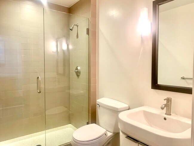 Building Photo - Spacious Centrally Located 1 bed + Den/ 1....