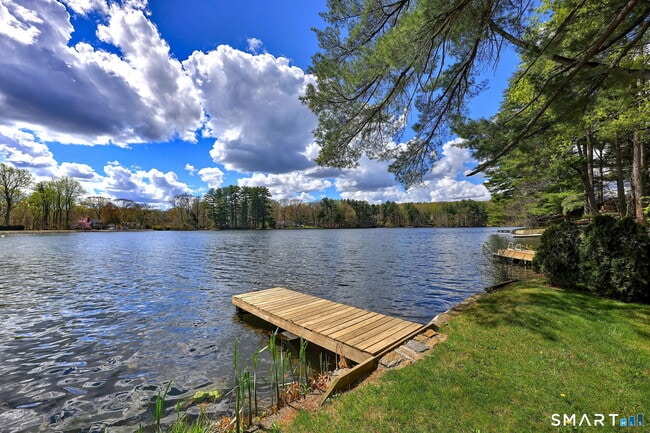 Building Photo - 10 Old Pinewood Trail