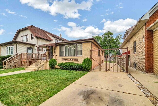 Building Photo - 2725 N Oak Park Ave