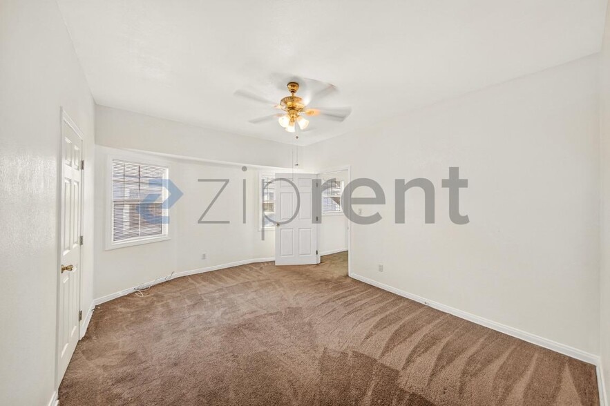 Building Photo - 4062 S Budlong Ave