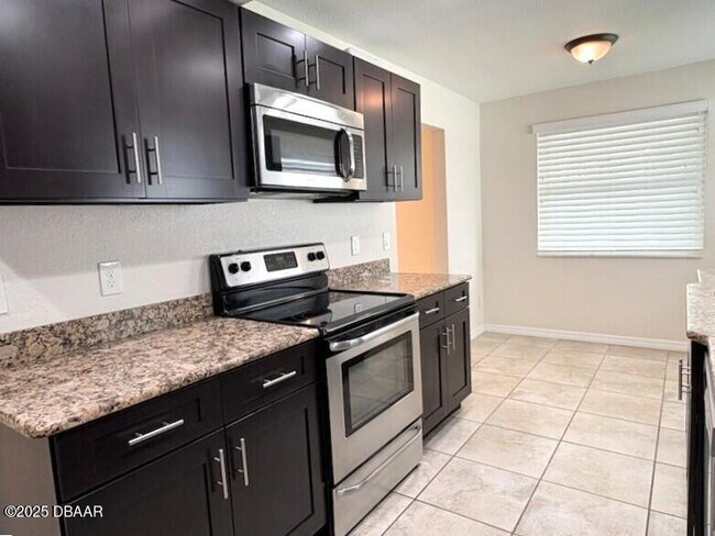 Building Photo - 38 Valhalla Ave