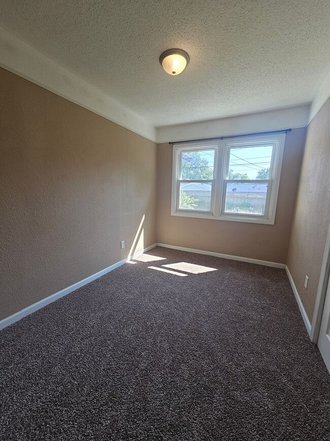 Building Photo - There is a $25 fee per application and eve...