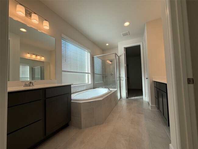 Building Photo - 42615 Mystery Ln