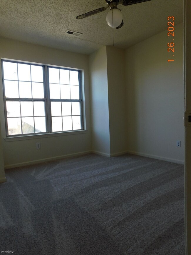 Building Photo - 3 br, 1.5 bath Townhome - 7926 Van Patten Rd