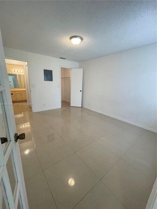 Building Photo - 3370 Pinewalk Dr N