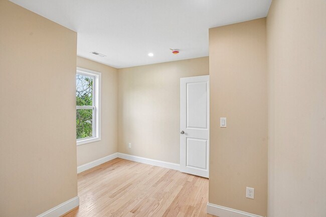 Building Photo - 559 Winthrop St