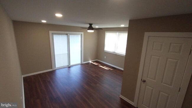 Building Photo - 1025 Oakwood Rd