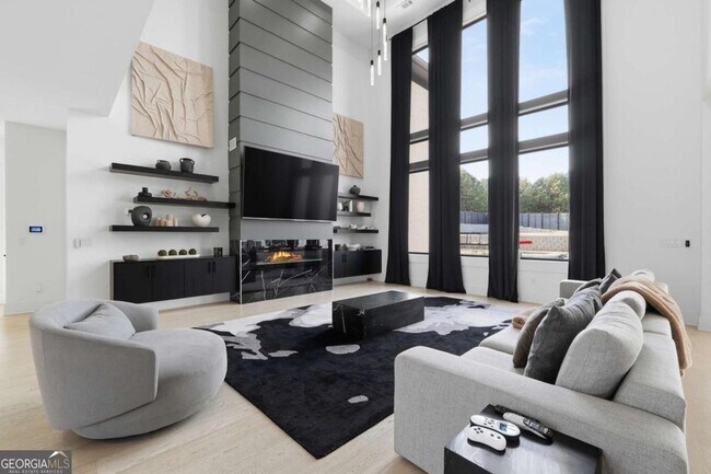 Building Photo - 556 Versailles Dr