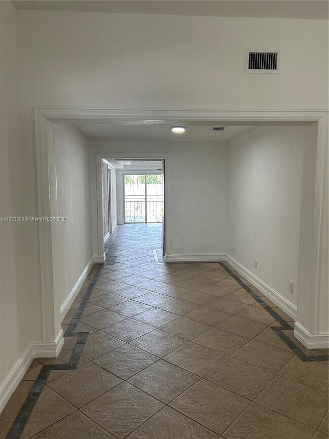 Building Photo - 621 E 46th St