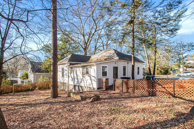 Building Photo - 3 bdrm, 2 bath home just a 3 minute walk t...