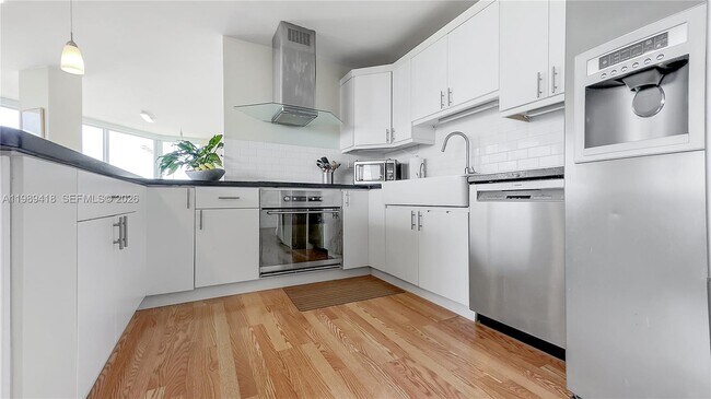 Building Photo - 7135 Collins Ave