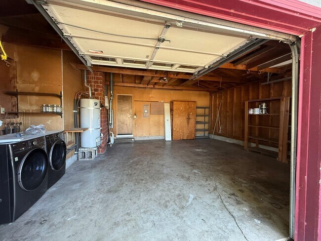 Building Photo - Stunning Pet Friendly Three Bedroom Corval...