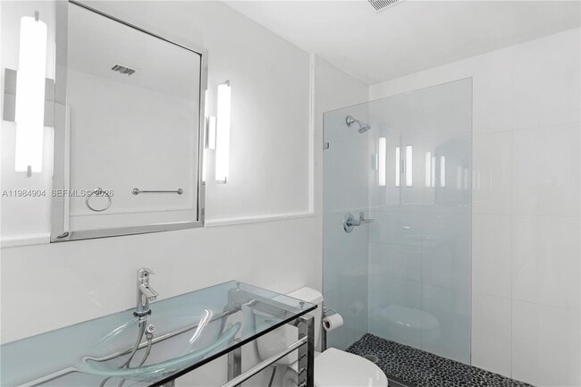 Building Photo - 1000 Venetian Way