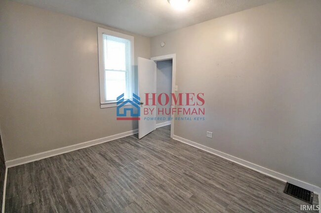 Building Photo - Two Bedroom House