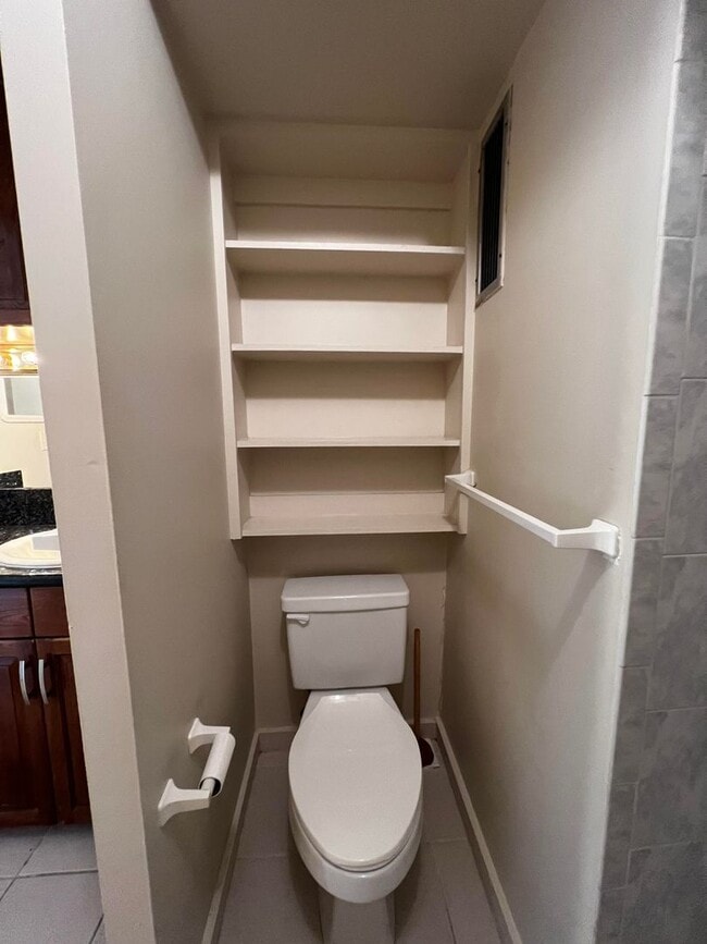 Building Photo - Studio unit at Holiday Manor AVAILABLE SEP...