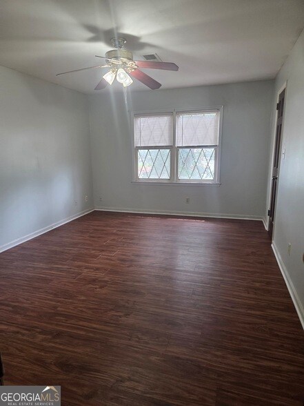 Building Photo - 2206 Country Club Dr SE