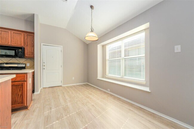 Building Photo - 249 Ashwood N