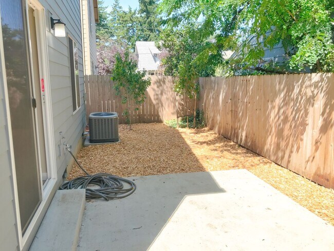 Building Photo - 5512 SE 61st Ave