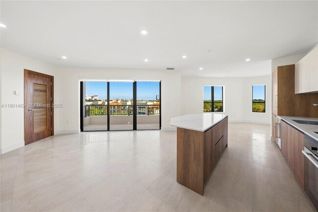 Building Photo - 701 Valencia Ave