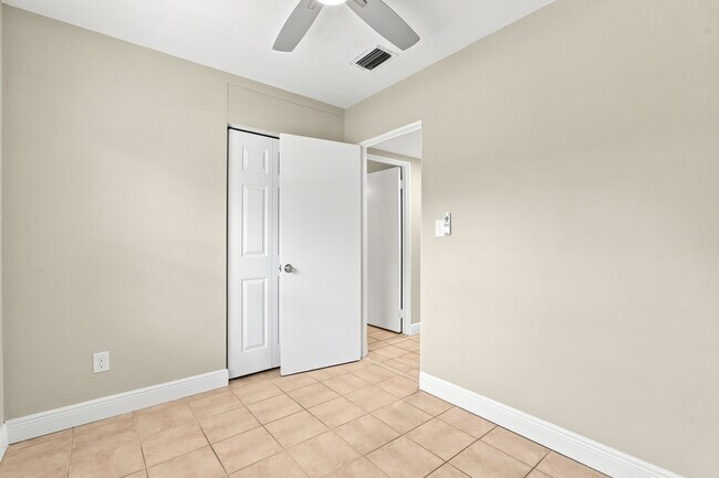 Building Photo - 1704 Paine Ave