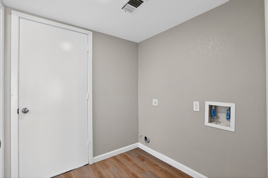 Building Photo - 5103 Devon Green Dr